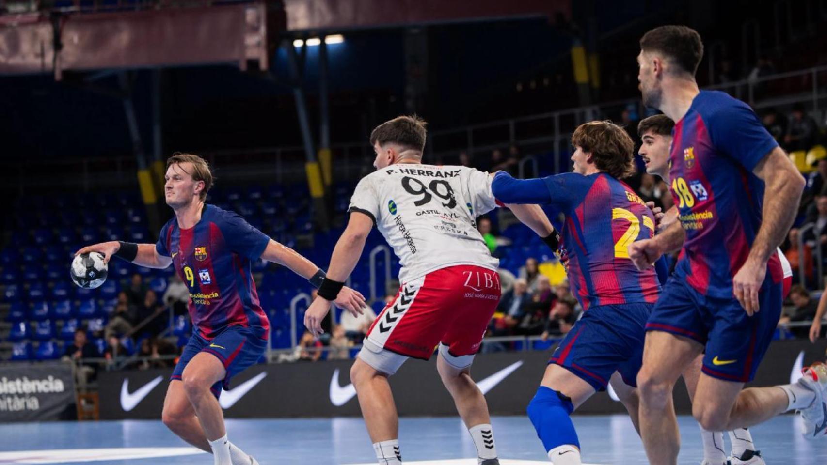 Jonathan Carlsbogard controla la pelota en un partido del Barça de balonmano