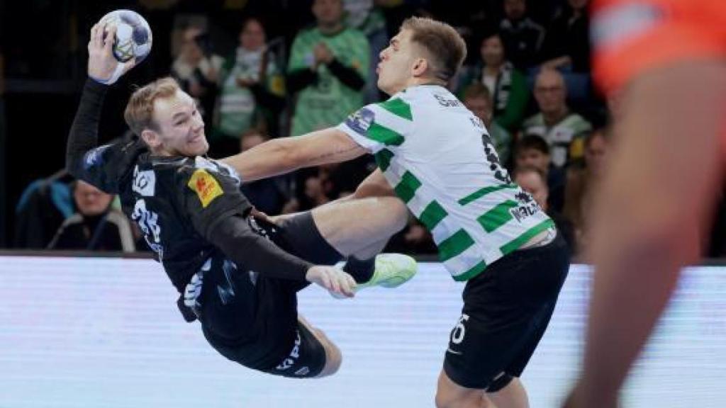 Kiko Costa defensa Mathias Gidsel en un partit entre el Füchse Berlín i l'Sporting de Portugal