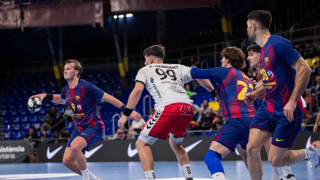 Jonathan Carlsbogard controla la pelota en un partido del Barça de balonmano