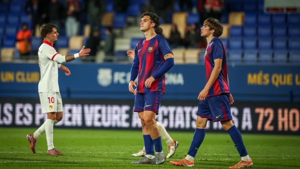 Álvaro Cortés y Andrés Cuenca, decepcionados tras el empate del Barça B contra el Terrassa