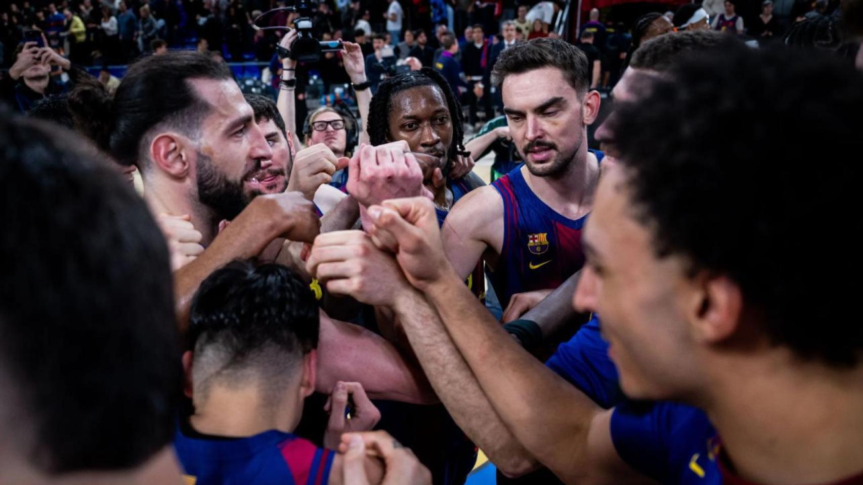 Los jugadores del Barça de basket celebran la victoria contra el Asvel Lyon en la Euroliga
