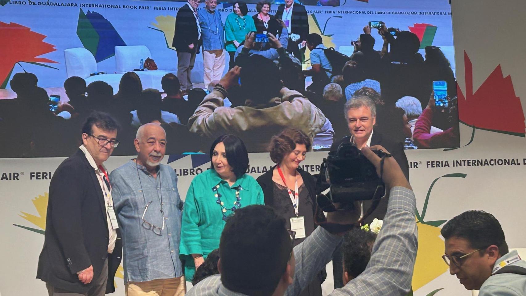 Los participantes en el homenaje a Vargas Llosa en la FIL de Guadalajara: Cercas, Padura, Schulz, Reyes y Ayén