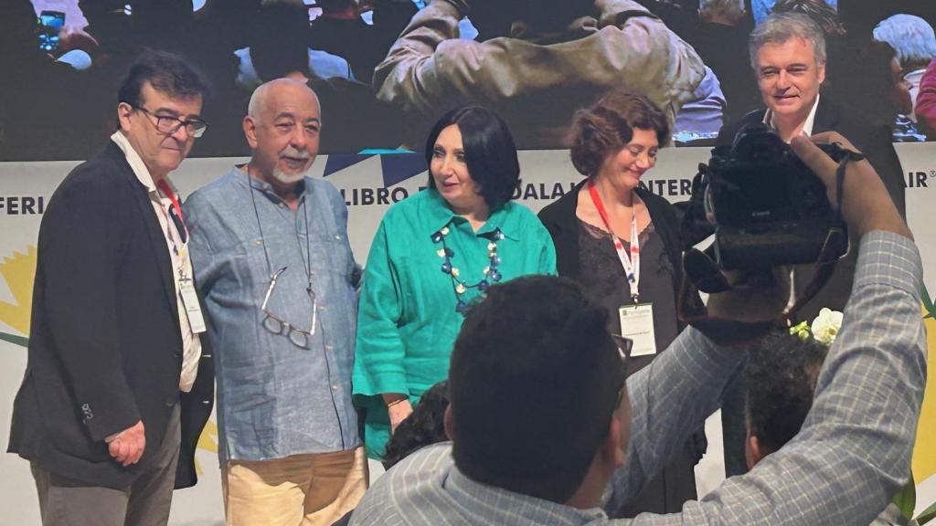 Los participantes en el homenaje a Vargas Llosa en la FIL de Guadalajara: Cercas, Padura, Schulz, Reyes y Ayén