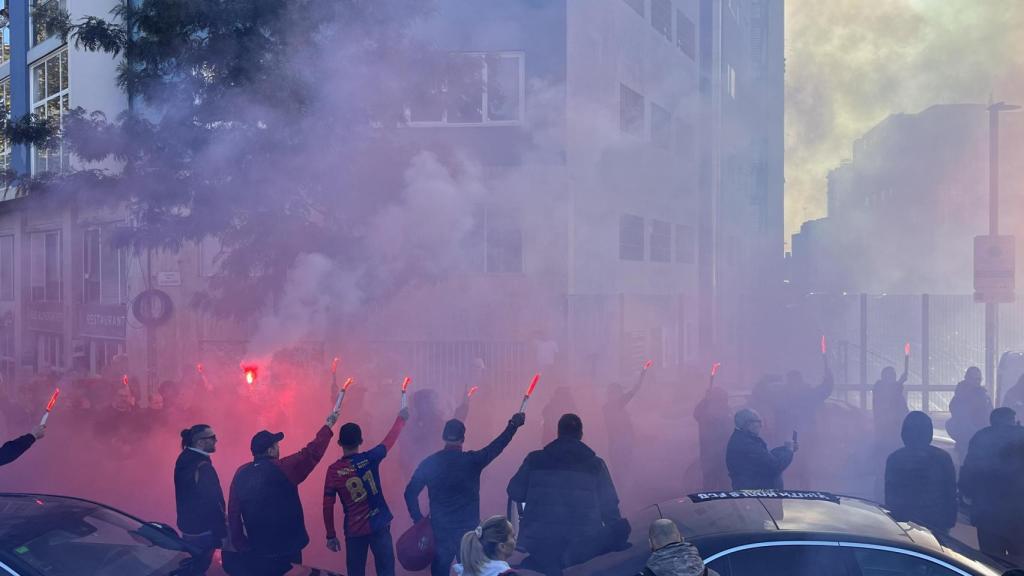 Aficionados del FC Barcelona despidiendo a Manel Homar en Barcelona