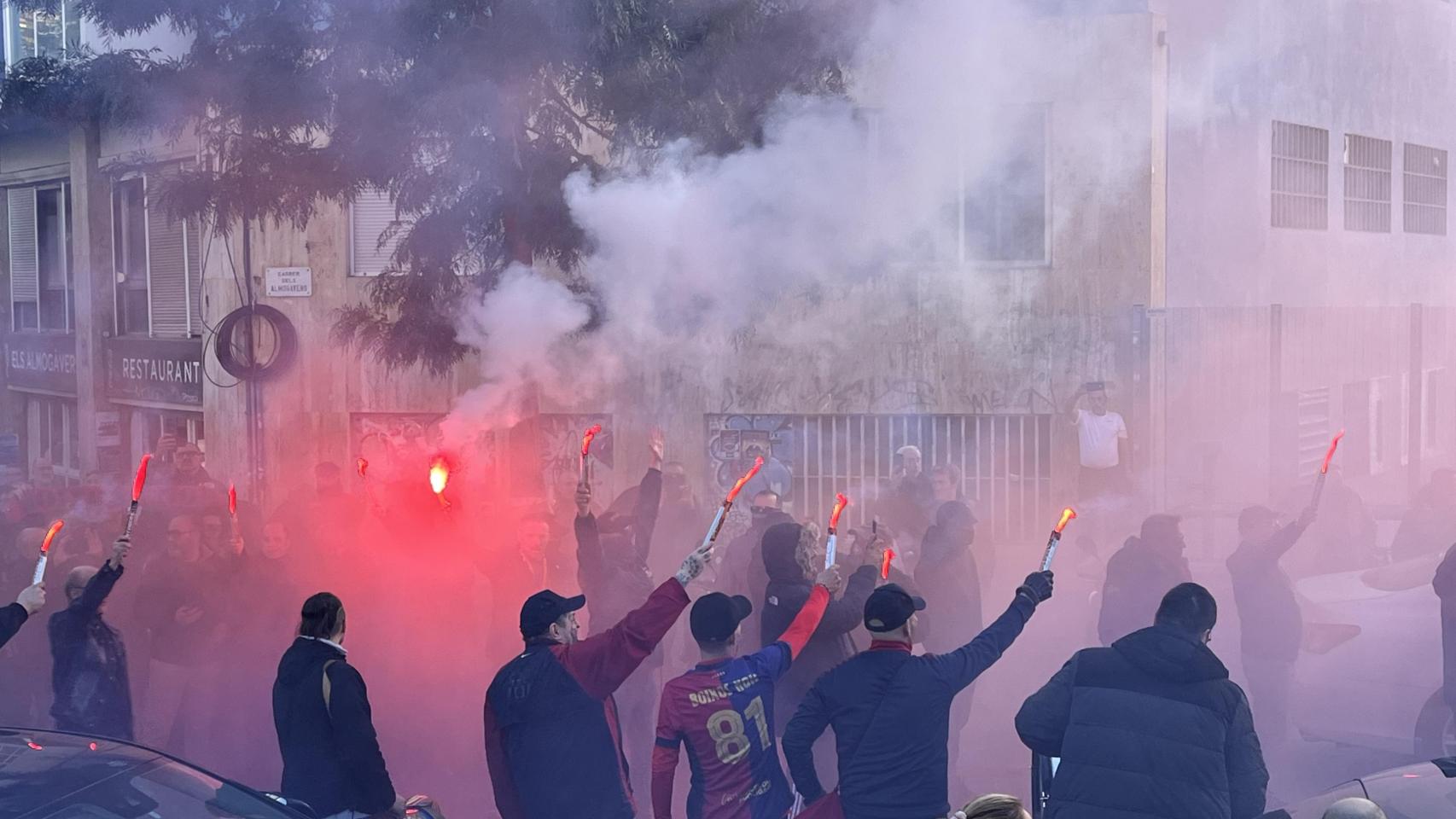 Algunos representantes históricos de los Boixos Nois despidiendo a Manel Homar