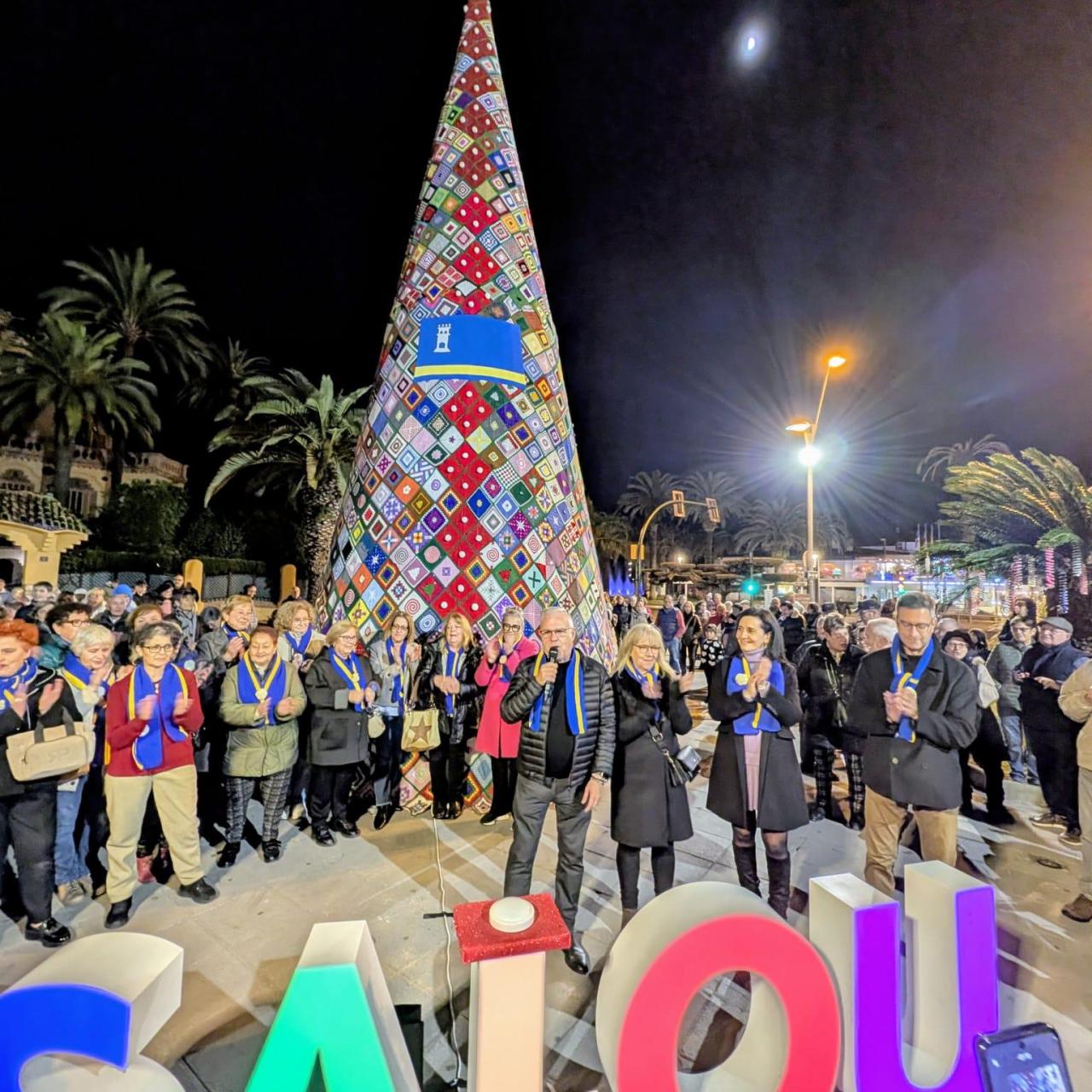 Iluminado del árbol de Navidad de ganchillo de Salou