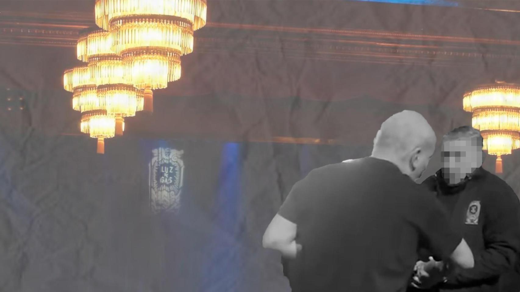 Frame de uno de los porteros de Luz de Gas encarándose con el hombre que los ha denunciado