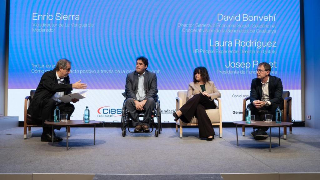 Enric Sierra, vicedirector de La Vanguardia, David Bonvehí, Director General d'Economia Social i Solidària de la Generalitat; Josep Roset, President de Fundació Cies; i Laura Rodríguez, HR People Experience Director a Grifols a la jornada per a la inclusió laboral de la Fundació Sesé