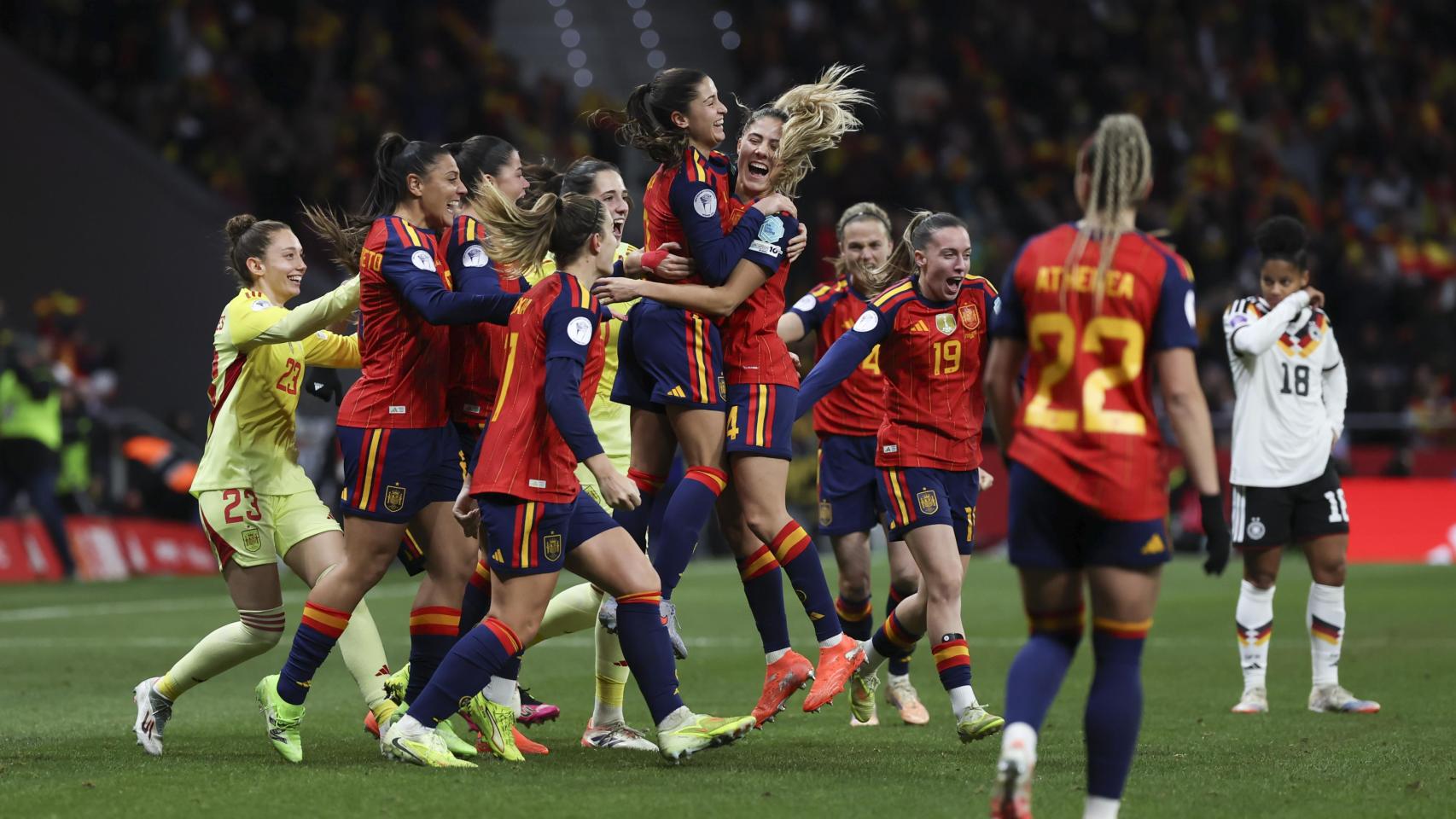 Las jugadoras de la selección española femenina celebran eufóricas el segundo título consecutivo de la Nations League
