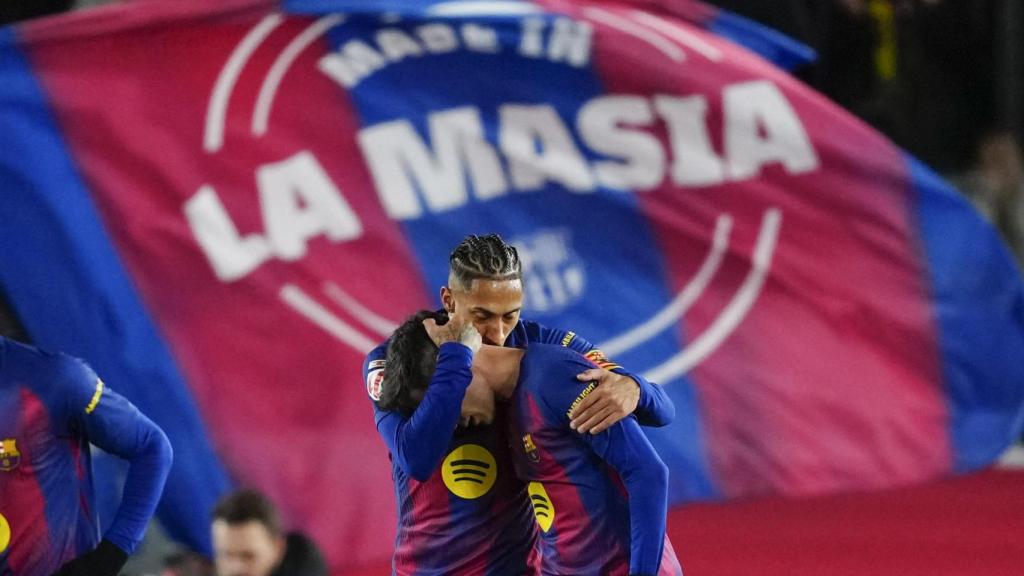 Raphinha besa Pedri després d'associar-se per marcar el gol del Barça contra l'Atlètic de Madrid