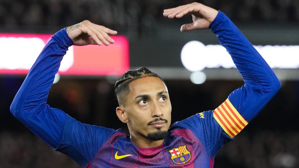 Raphinha se pone la chistera de mago para celebrar su gol en el Barça-Atlético de Madrid