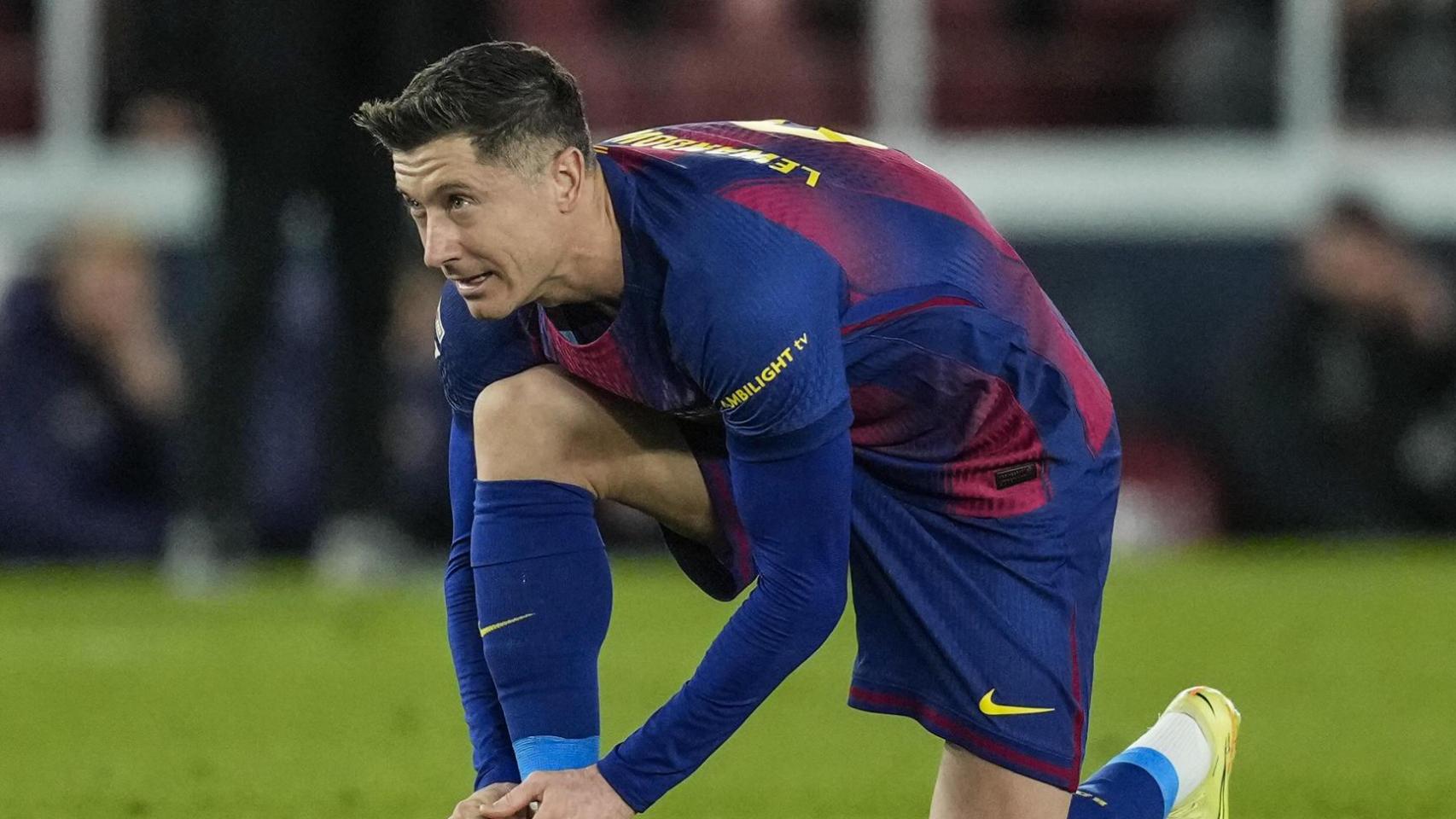 Lewandowski, decepcionado, tras fallar el penalti