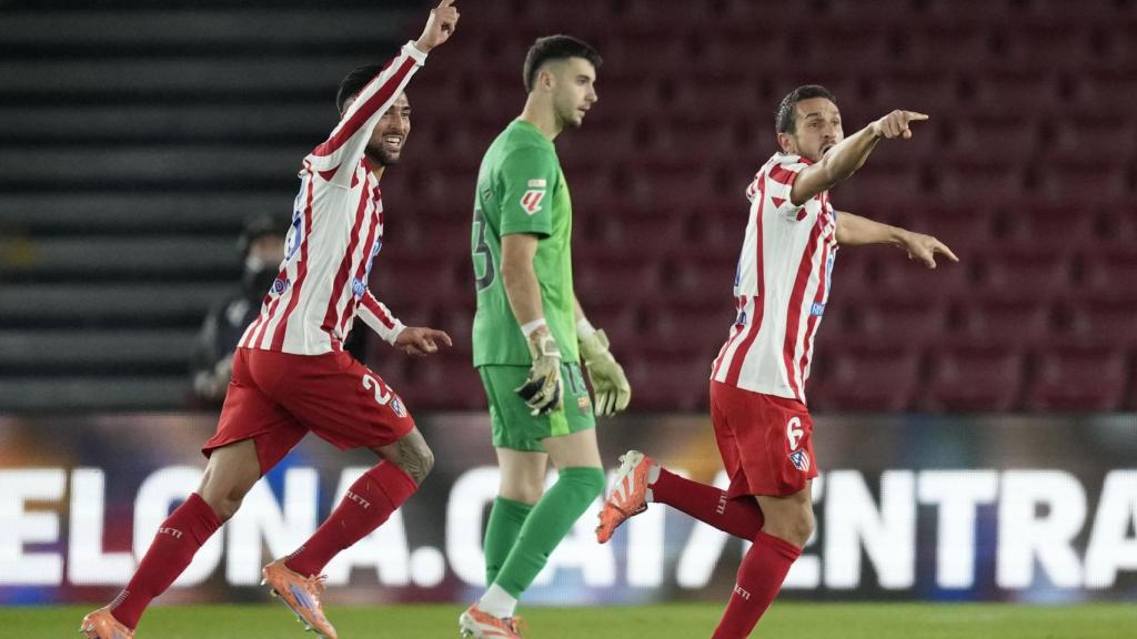 Els jugadors de l'Atlètic de Madrid celebren el gol d'Álex Baena al Barça