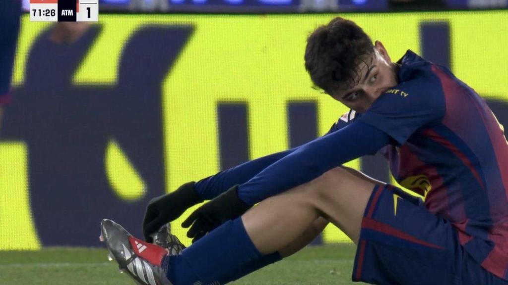 Pedri, estès al terreny de joc durant el Barça-Atlètic