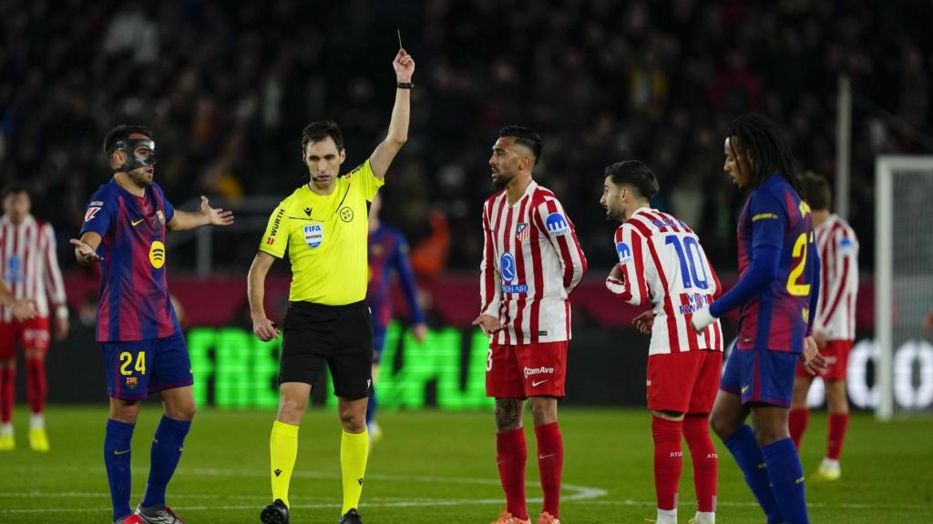El Barça protesta una acción polémica en el partido contra el Atlético