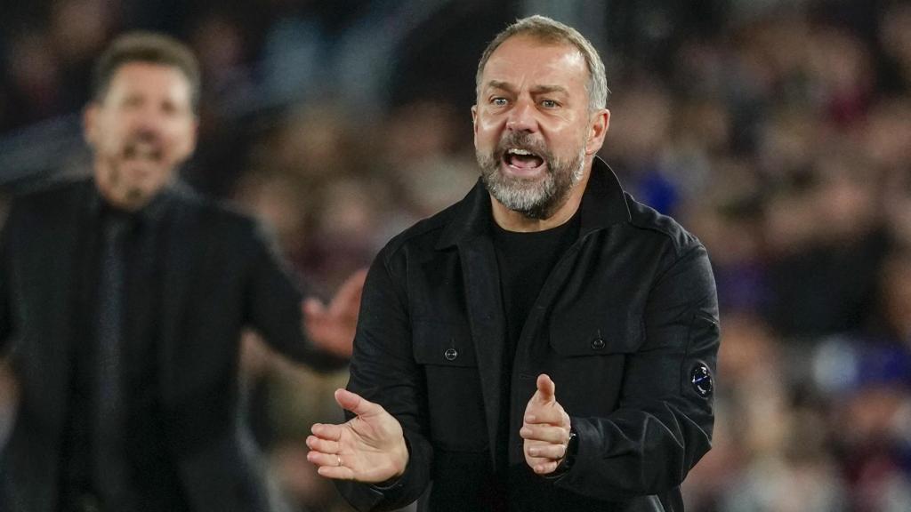 Hansi Flick aplaude a sus futbolistas