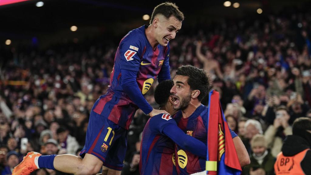 Ferran Torres celebra su gol en el Barça-Atlético de Madrid con Dro Fernández y Marc Casadó