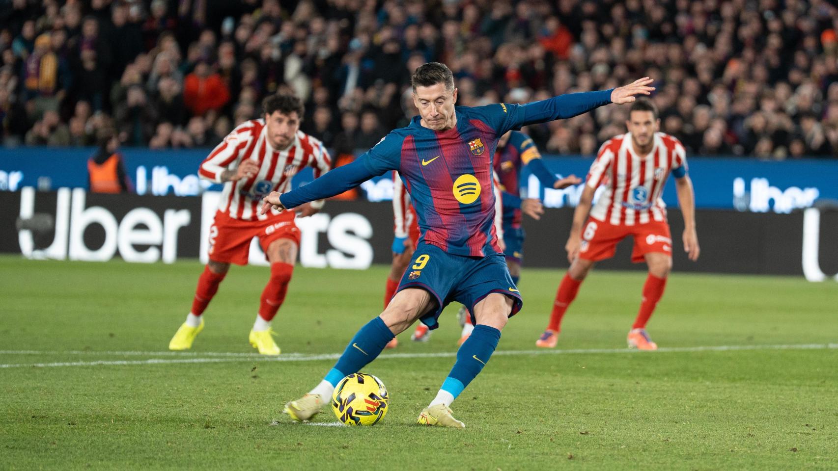 Robert Lewandowski falla un penalti en el Barça-Atlético de Madrid