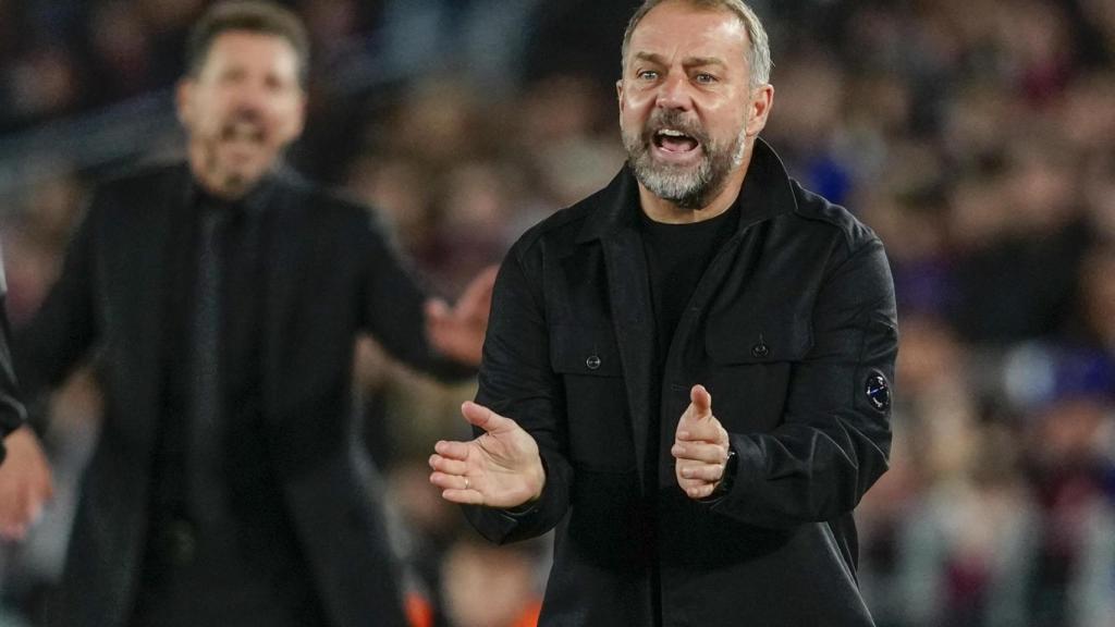 Hansi Flick aplaude a sus futbolistas