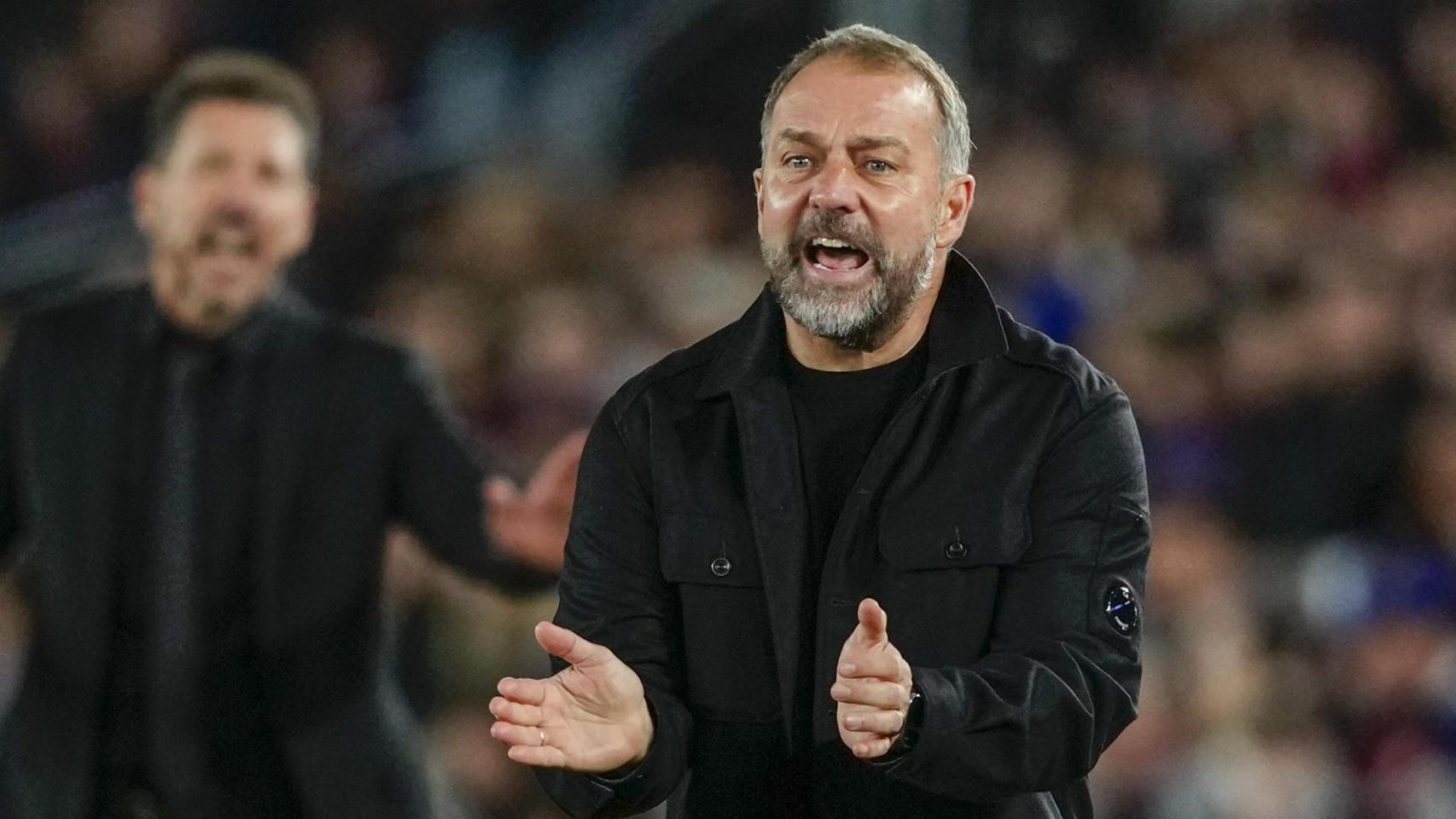 Hansi Flick aplaude a sus futbolistas