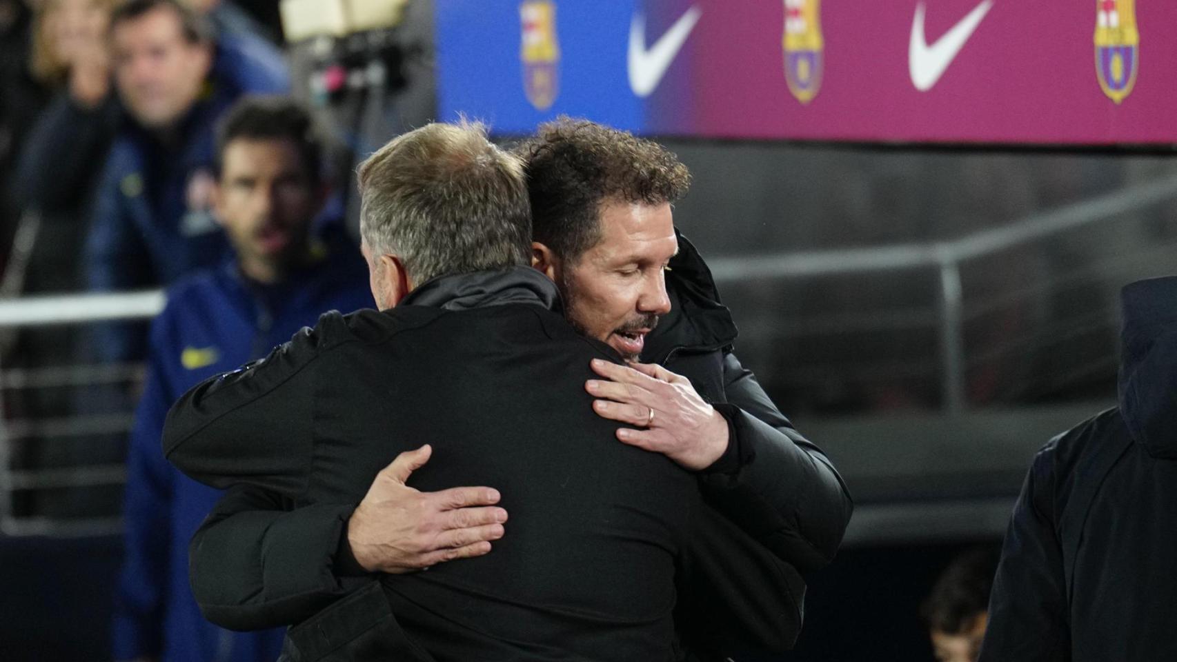 Flick se abraza con Simeone, antes del Barça-Atlético