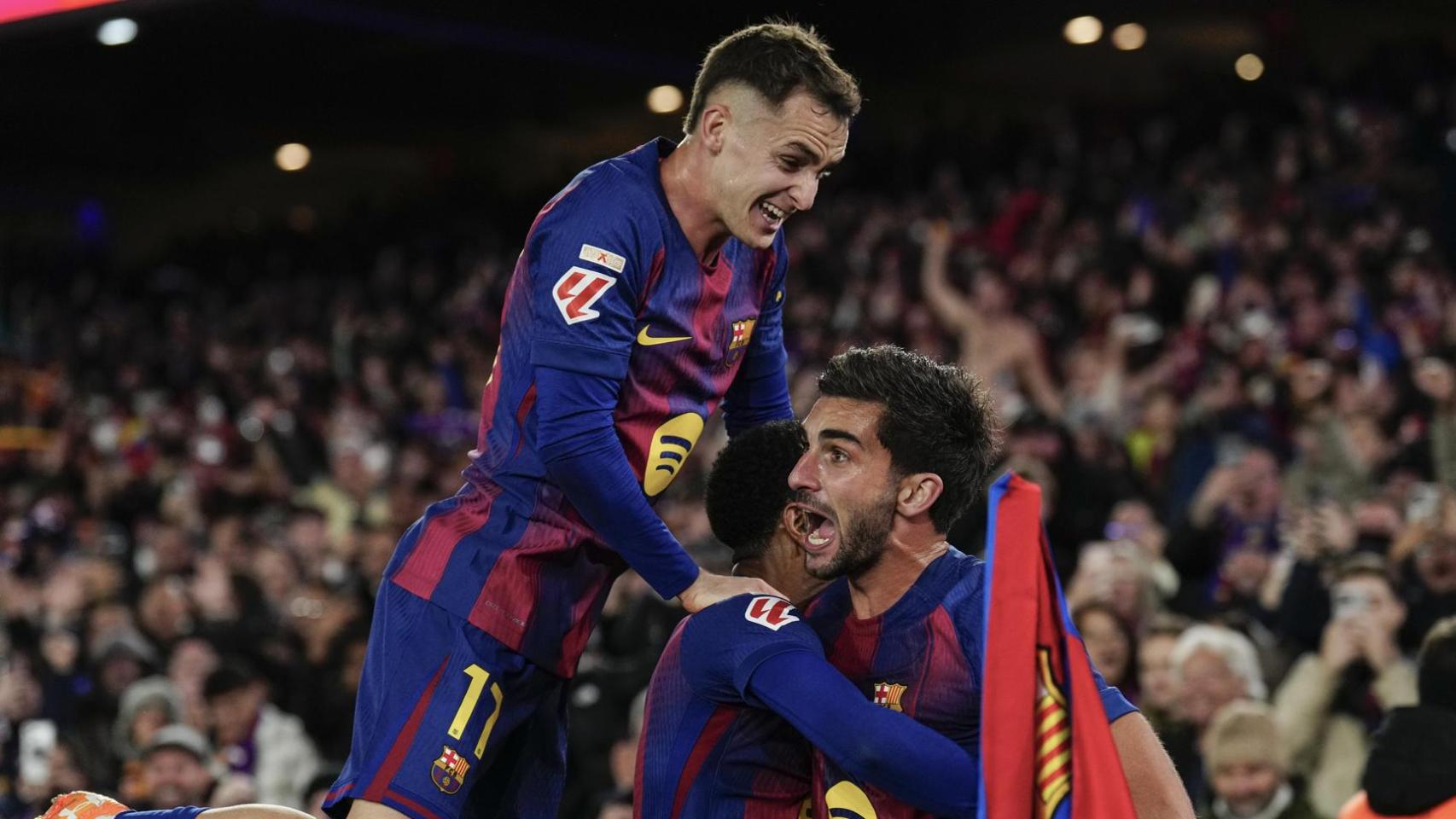 Ferran Torres celebra su gol en el Barça-Atlético de Madrid con Dro Fernández y Marc Casadó