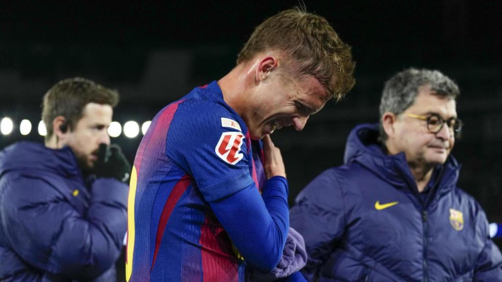 Dani Olmo se duele del hombro tras marcar un gol en el Barça-Atlético de Madrid