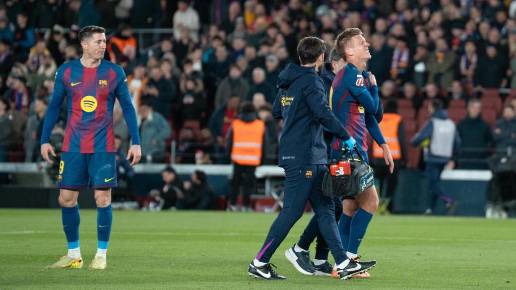 Dani Olmo se retira del terreno de juego tras marcar al Atlético