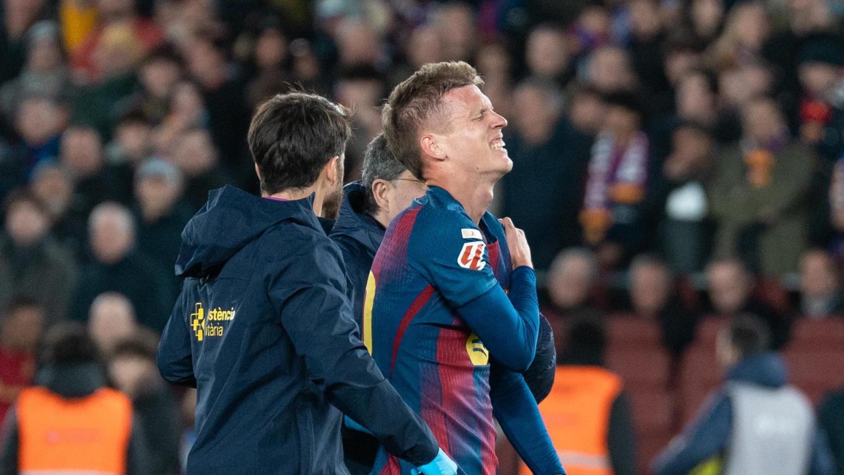 Dani Olmo se retira del terreno de juego tras marcar al Atlético