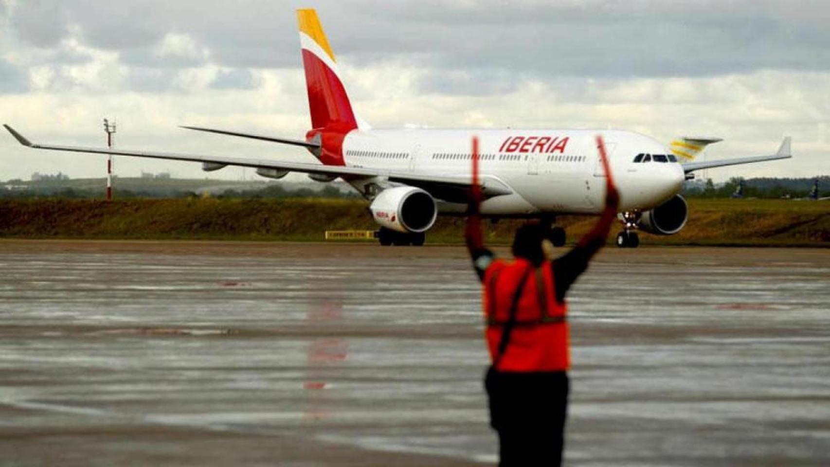 Imagen de un avión de Iberia en pista