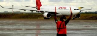 Imagen de un avión de Iberia en pista