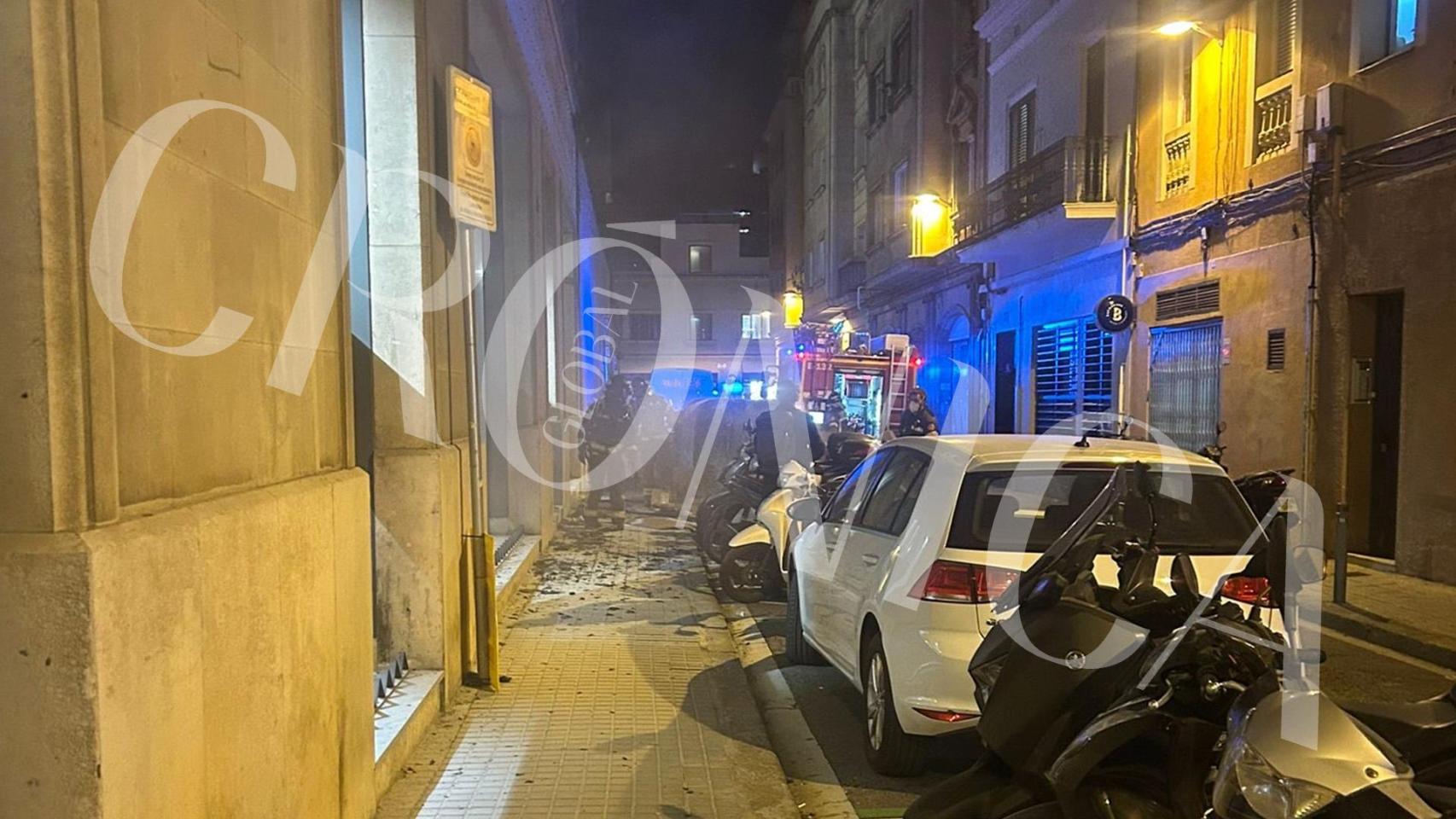 Varias dotaciones apagando el incendio de los contenedores en la calle Marià Cubí de Barcelona