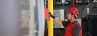 Un operario de Veolia, en una instalación del grupo
