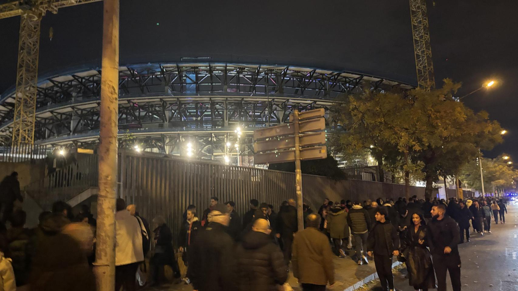 Aficionados del Barça acceden al nuevo Camp Nou por los accesos de Travessera de Les Corts junto a la OAB