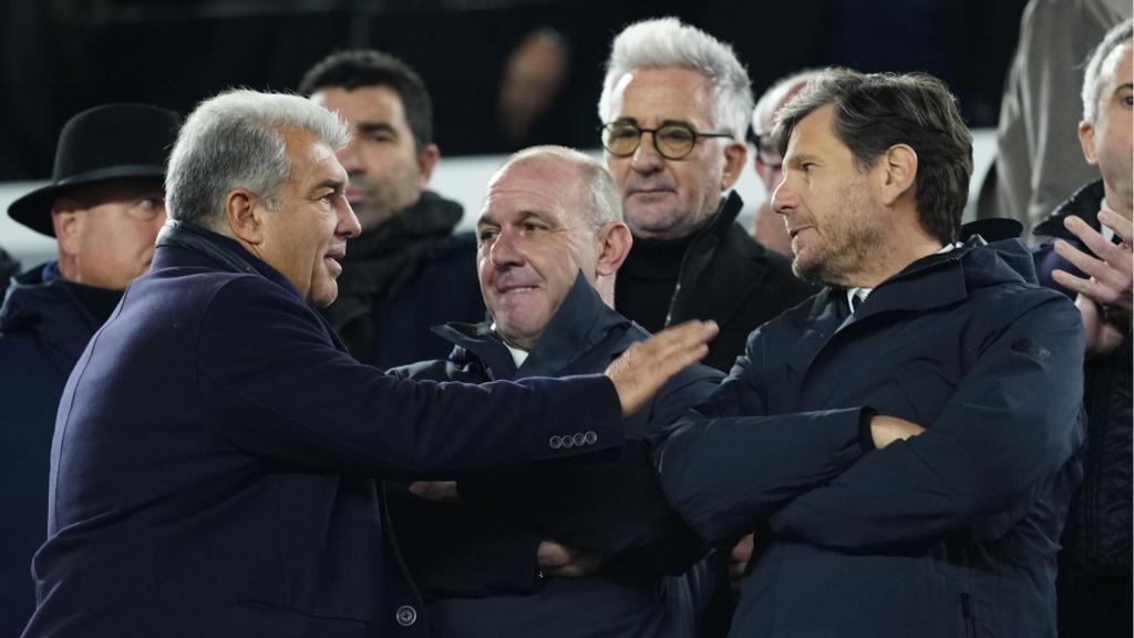 Joan Laporta saluda Mateu Alemany a la llotja del Camp Nou durant el Barça-Atlètic de Madrid