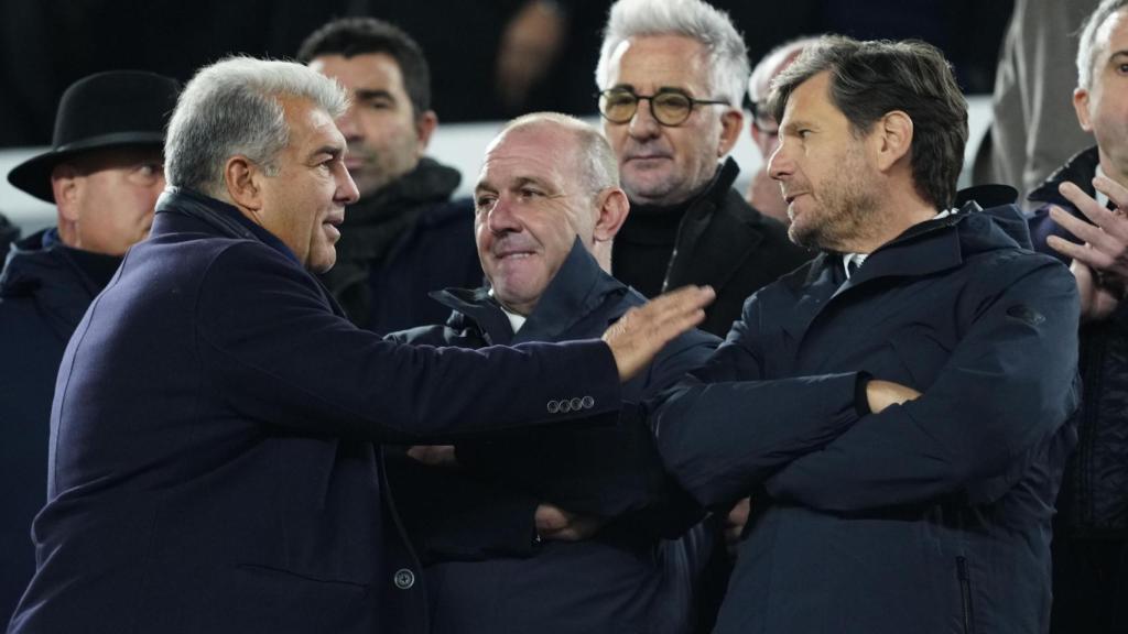 Joan Laporta saluda a Mateu Alemany en el palco del Camp Nou durante el Barça-Atlético de Madrid