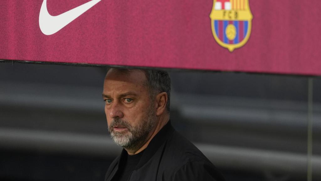 Hansi Flick, en el banquillo del Camp Nou durante el Barça-Alavés