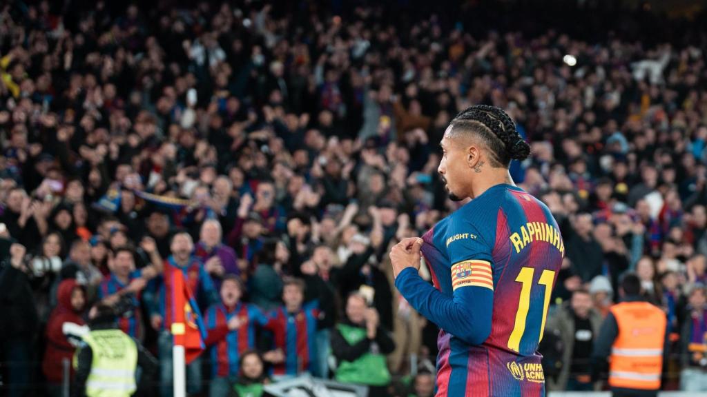 Raphinha se señala el escudo tras marcar el gol del empate en el Barça-Atlético de Madrid