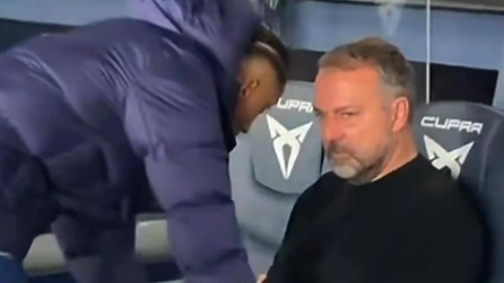 Raphinha consuela a Hansi Flick tras el Barça-Alavés en el banquillo del Camp Nou