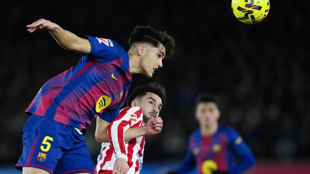 Pau Cubarsí pugna por un balón aéreo con Álex Baena en el Barça-Atlético de Madrid