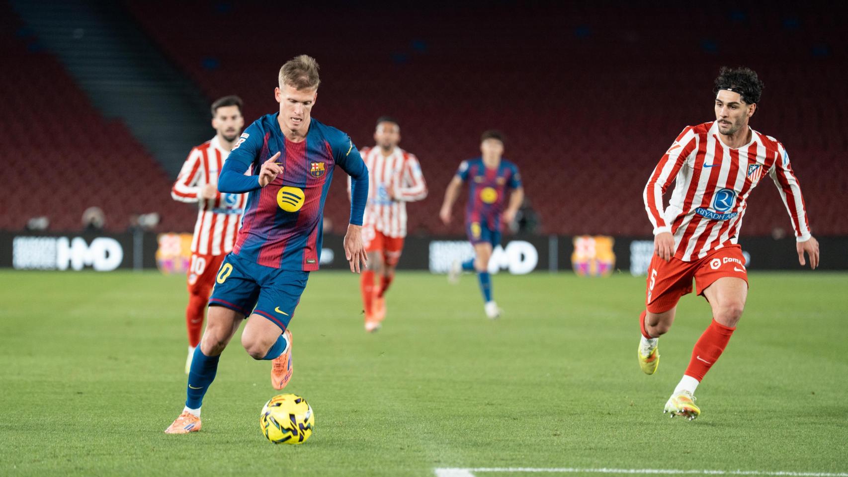 Dani Olmo conduce el balón en el Barça-Atlético de Madrid