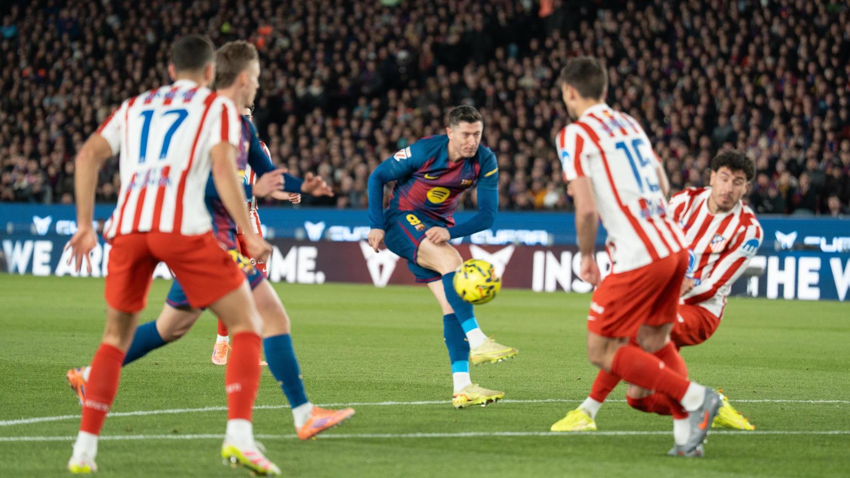 Robert Lewandowski remata a portería durante el Barça-Atlético de Madrid