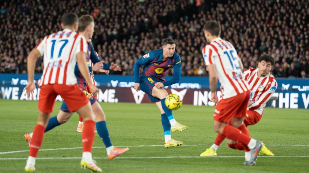 Robert Lewandowski remata a portería durante el Barça-Atlético de Madrid