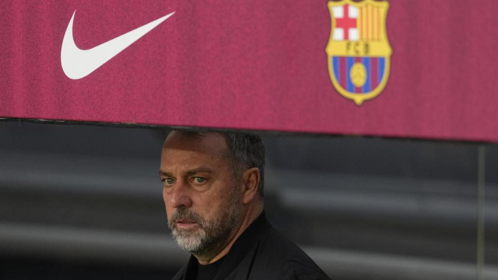 Hansi Flick, en el banquillo del Camp Nou durante el Barça-Alavés