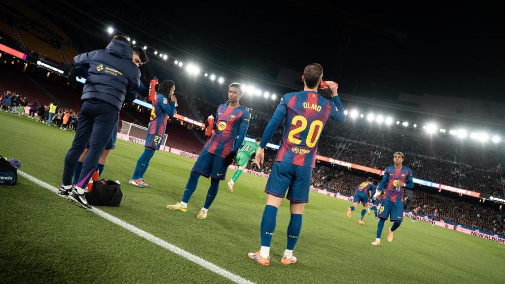 Los jugadores del Barça se avituallan durante una pausa de hidratación ante el Atlético de Madrid