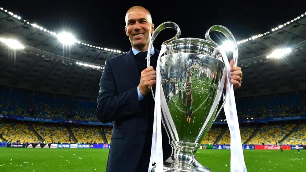 Zinedine Zidane posa con una de las tres Champions Leagues conquistadas como entrenador del Real Madrid