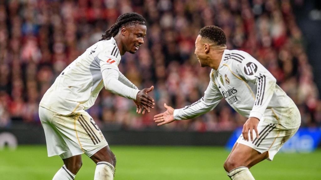 Eduardo Camavinga y Kylian Mbappé celebran un gol en el  Athletic Club-Real Madrid