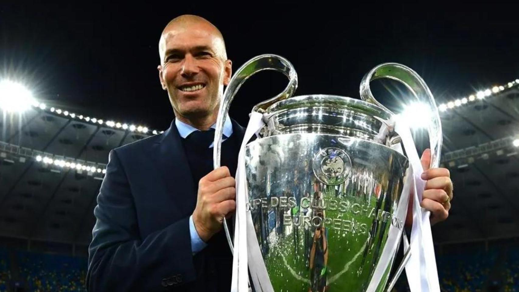 Zinedine Zidane posa con una de las tres Champions Leagues conquistadas como entrenador del Real Madrid