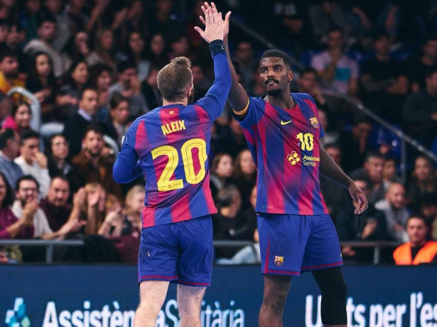 Aleix Gómez y Dika Mem celebran un gol en el Barça de balonmano-PSG de la EHF Champions League