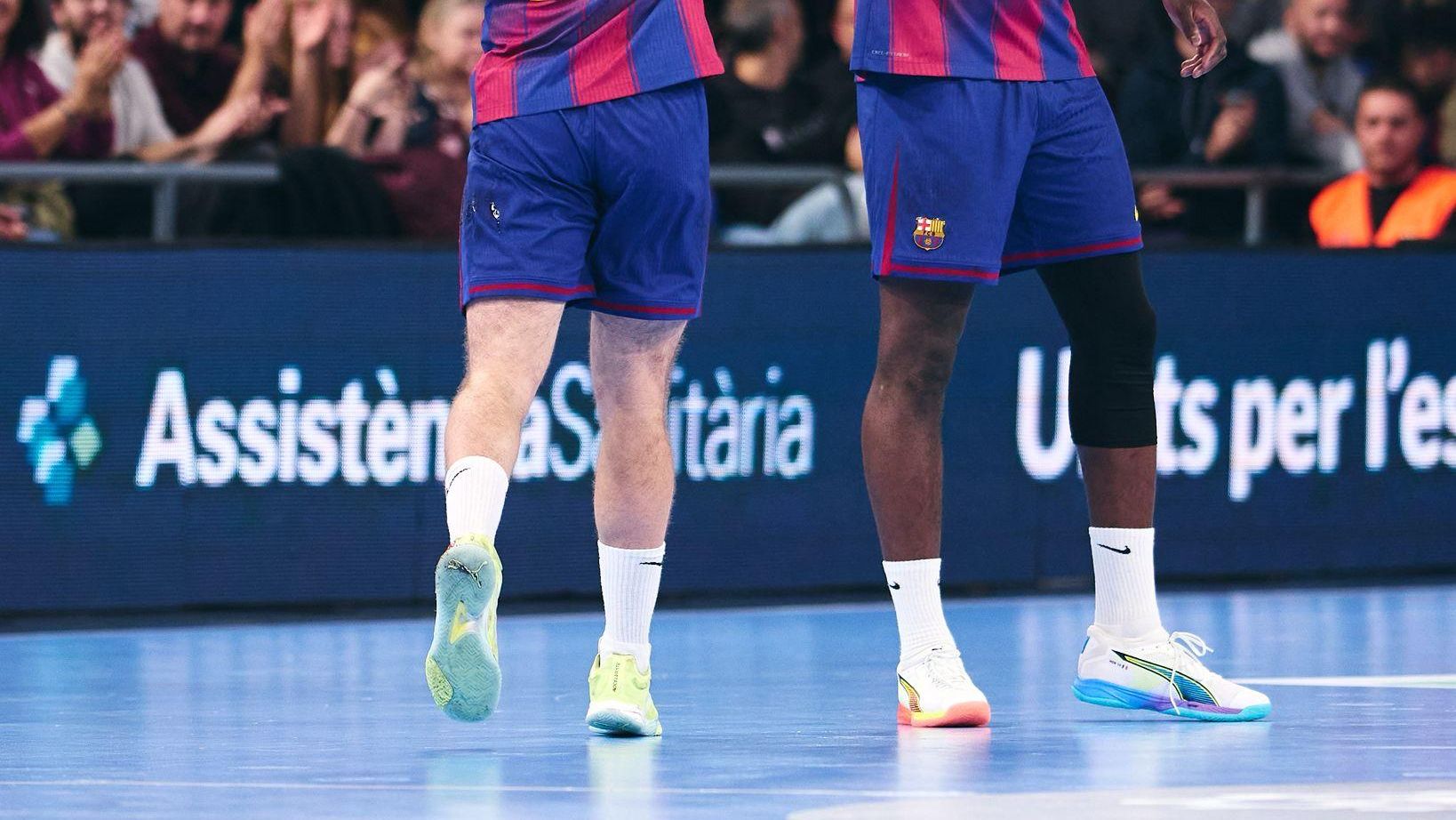 Aleix Gómez y Dika Mem celebran un gol en el Barça de balonmano-PSG de la EHF Champions League